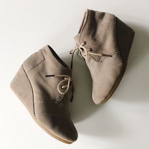 Toms Desert Wedge Taupe Suede Booties Size 6.5